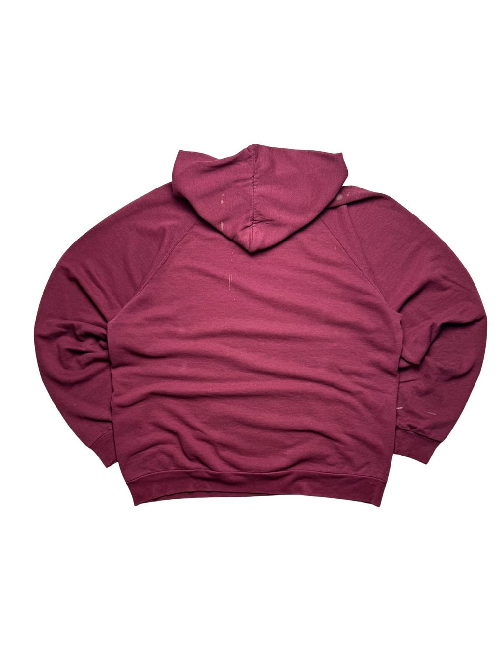 Rückseite des weinroten Daily Terror Band-Hoodies in der Gesamtansicht mit Kapuze, Raglanärmeln und dezenten Bleichflecken im Nackenbereich.