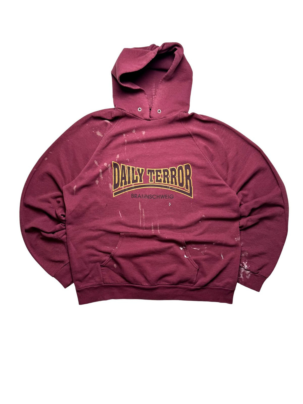Originaler Vintage Daily Terror Braunschweig Hoodie aus den 1990er Jahren in Bordeauxrot. Frontansicht des Punkrock-Kapuzenpullovers mit gelbem Logo-Print, Kängurutasche und charakteristischen Bleich- sowie Farbspritzern.
