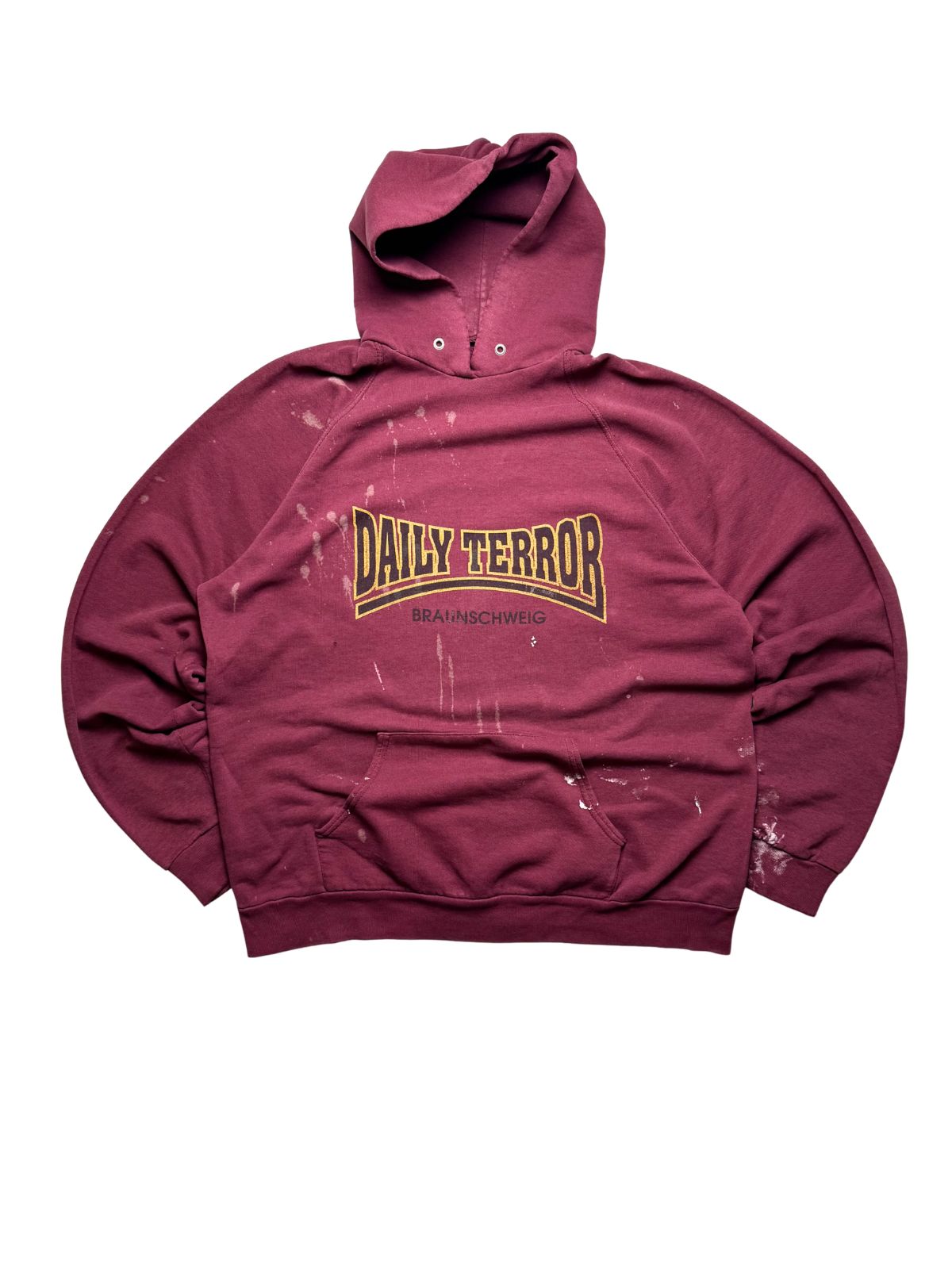 Originaler Vintage Daily Terror Braunschweig Hoodie aus den 1990er Jahren in Bordeauxrot. Frontansicht des Punkrock-Kapuzenpullovers mit gelbem Logo-Print, Kängurutasche und charakteristischen Bleich- sowie Farbspritzern.