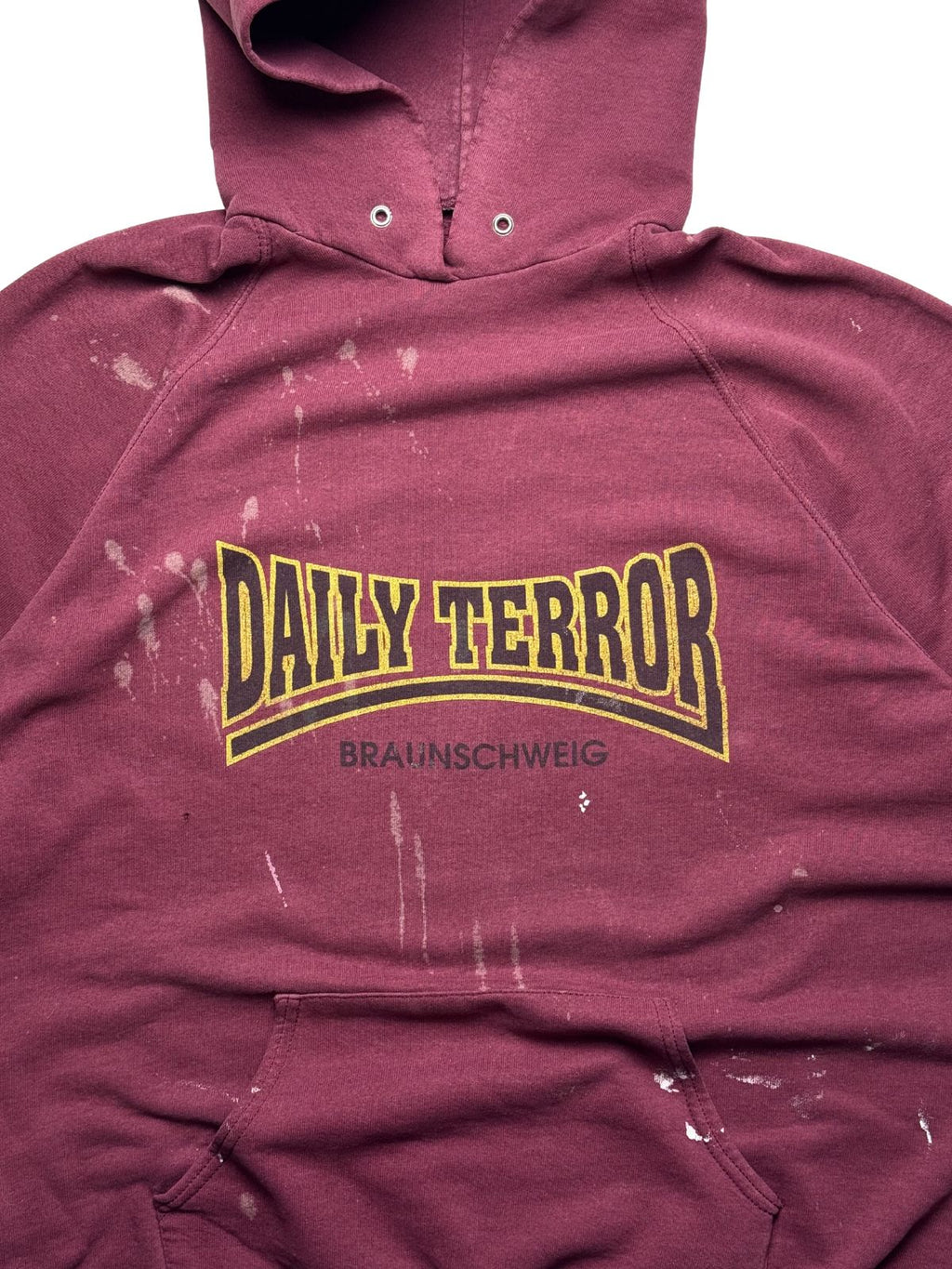 Detailansicht des vorderen Bogen-Aufdrucks mit dem gelb-schwarzen „DAILY TERROR“-Schriftzug und dem dunklen Zusatz „BRAUNSCHWEIG“.