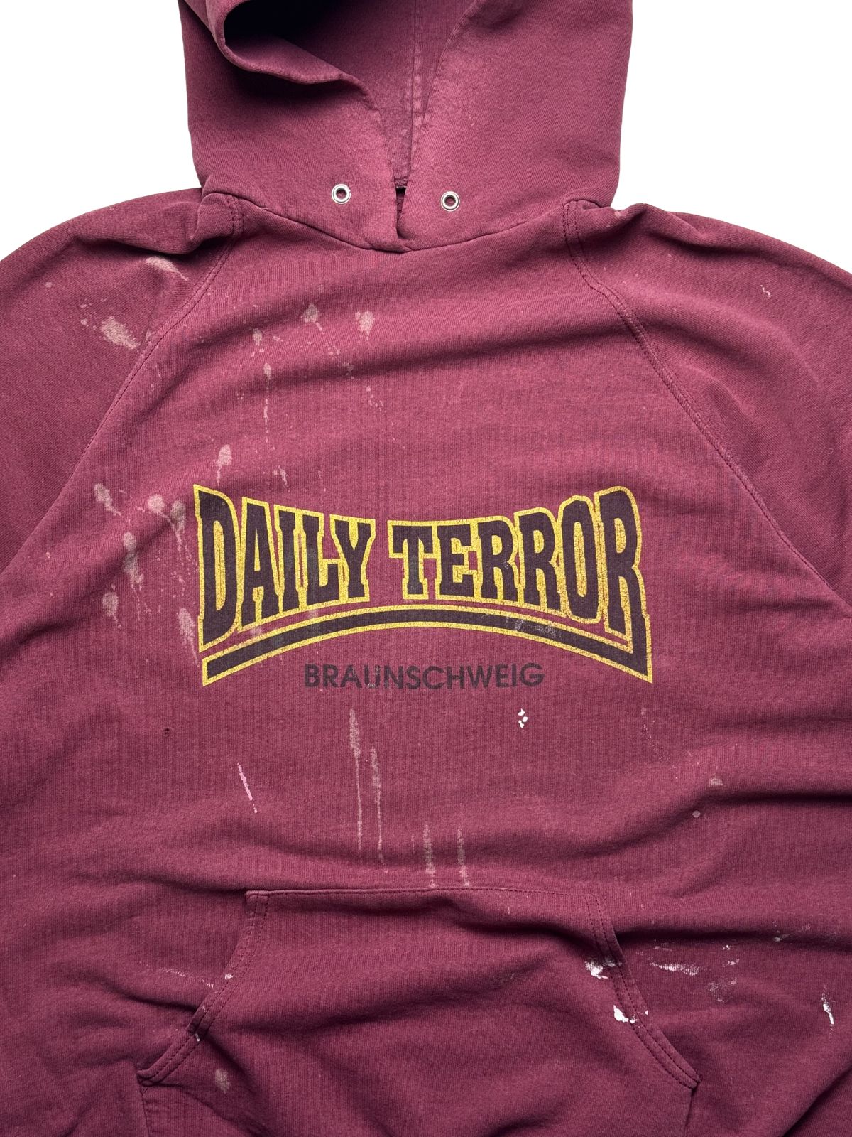 Detailansicht des vorderen Bogen-Aufdrucks mit dem gelb-schwarzen „DAILY TERROR“-Schriftzug und dem dunklen Zusatz „BRAUNSCHWEIG“.