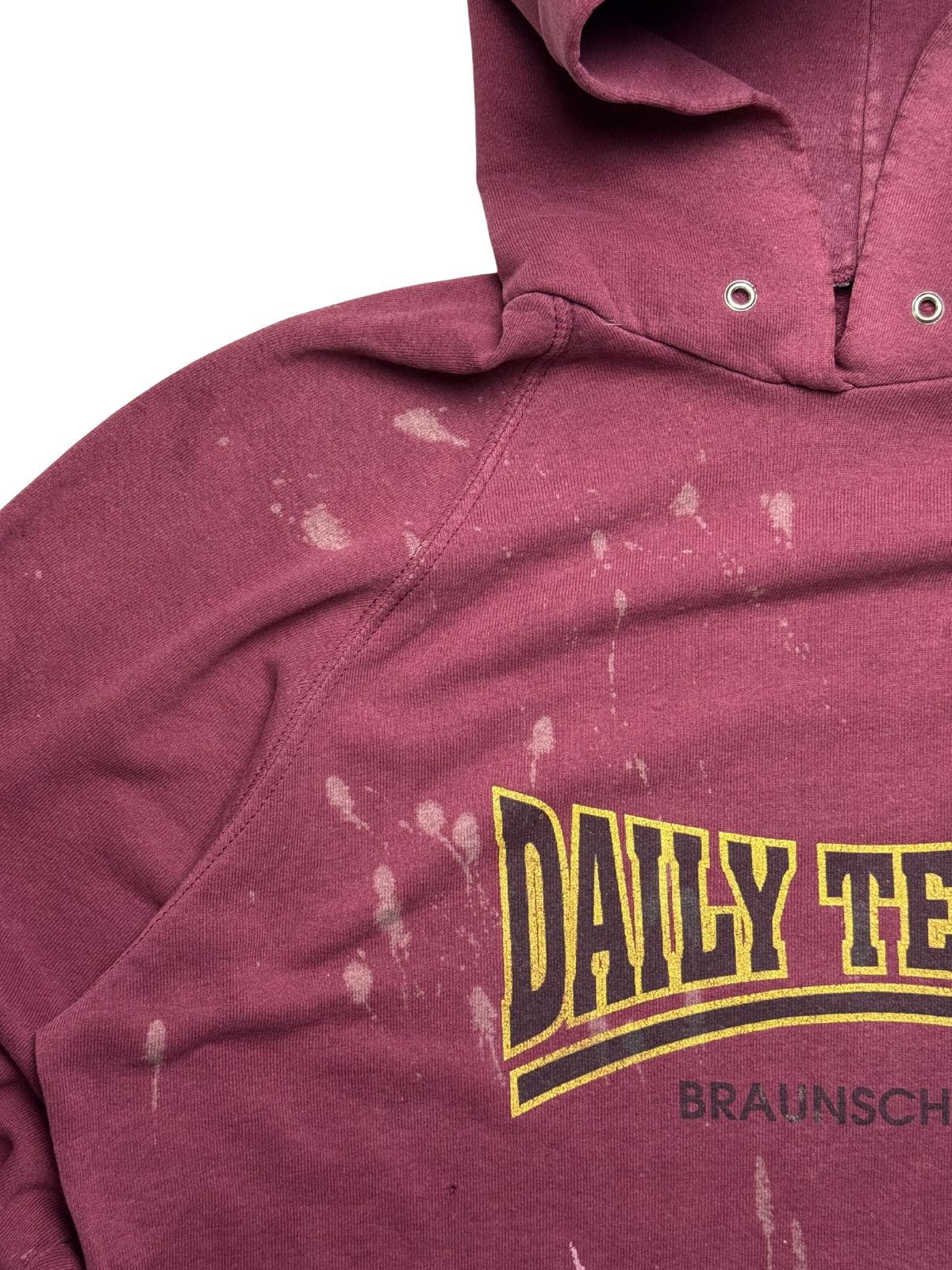 Detailaufnahme der rechten vorderen Schulter- und Brustpartie mit vielen hell ausgebleichten Spritzern im vintage-typischen Thrashed-Look.