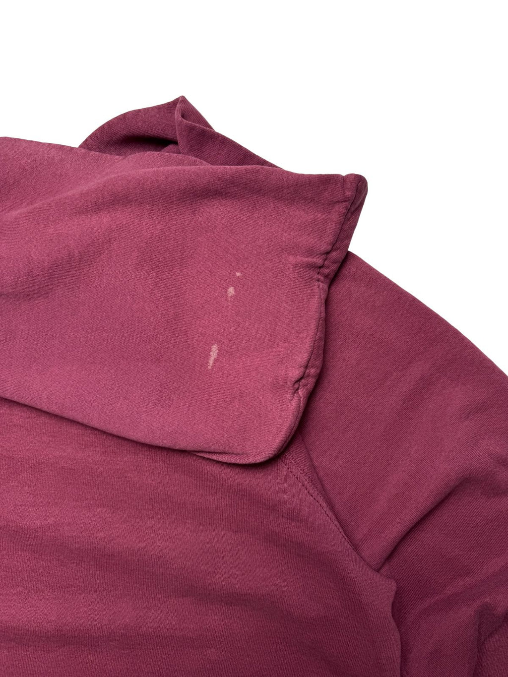 Nahaufnahme der linken Kapuzenseite des bordeauxroten Daily Terror Hoodies mit kleinen, hellen Ausbleichungen (Bleach Spots) auf dem verwaschenen Sweatstoff.