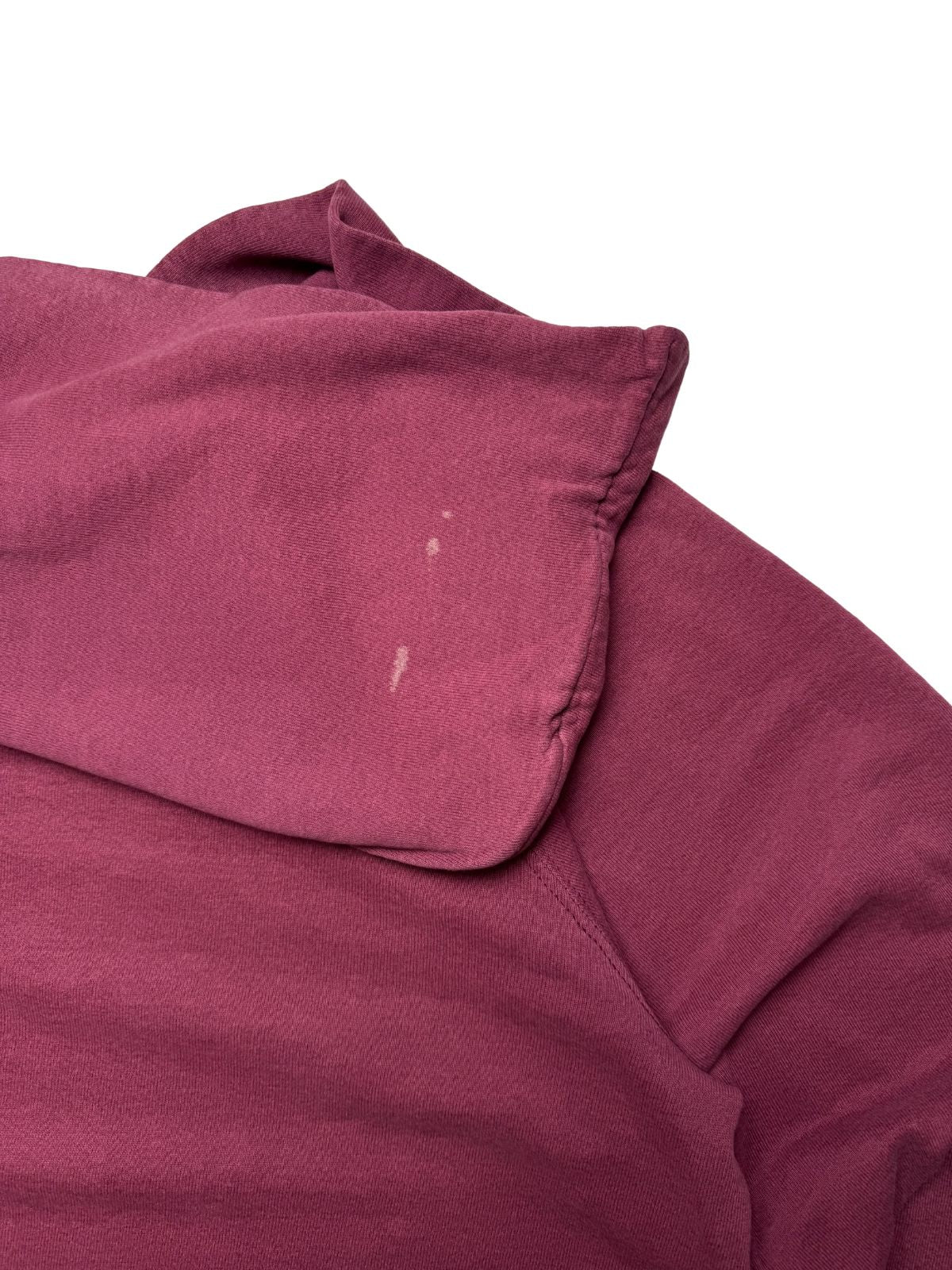 Nahaufnahme der linken Kapuzenseite des bordeauxroten Daily Terror Hoodies mit kleinen, hellen Ausbleichungen (Bleach Spots) auf dem verwaschenen Sweatstoff.