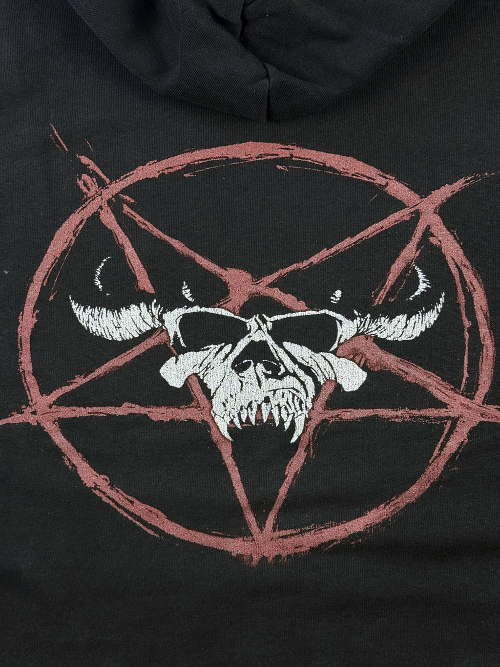 Nahaufnahme des rückseitigen Siebdrucks mit dem Danzig-Schädel inmitten eines rosa Pentagramm-Kreises.