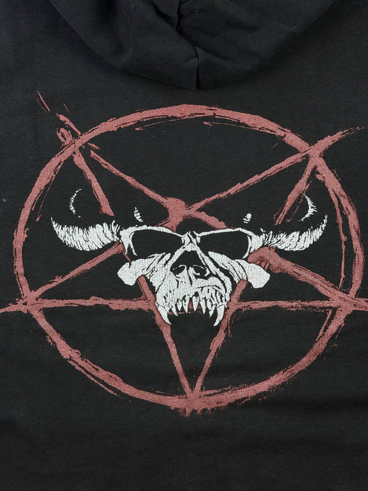 Nahaufnahme des rückseitigen Siebdrucks mit dem Danzig-Schädel inmitten eines rosa Pentagramm-Kreises.