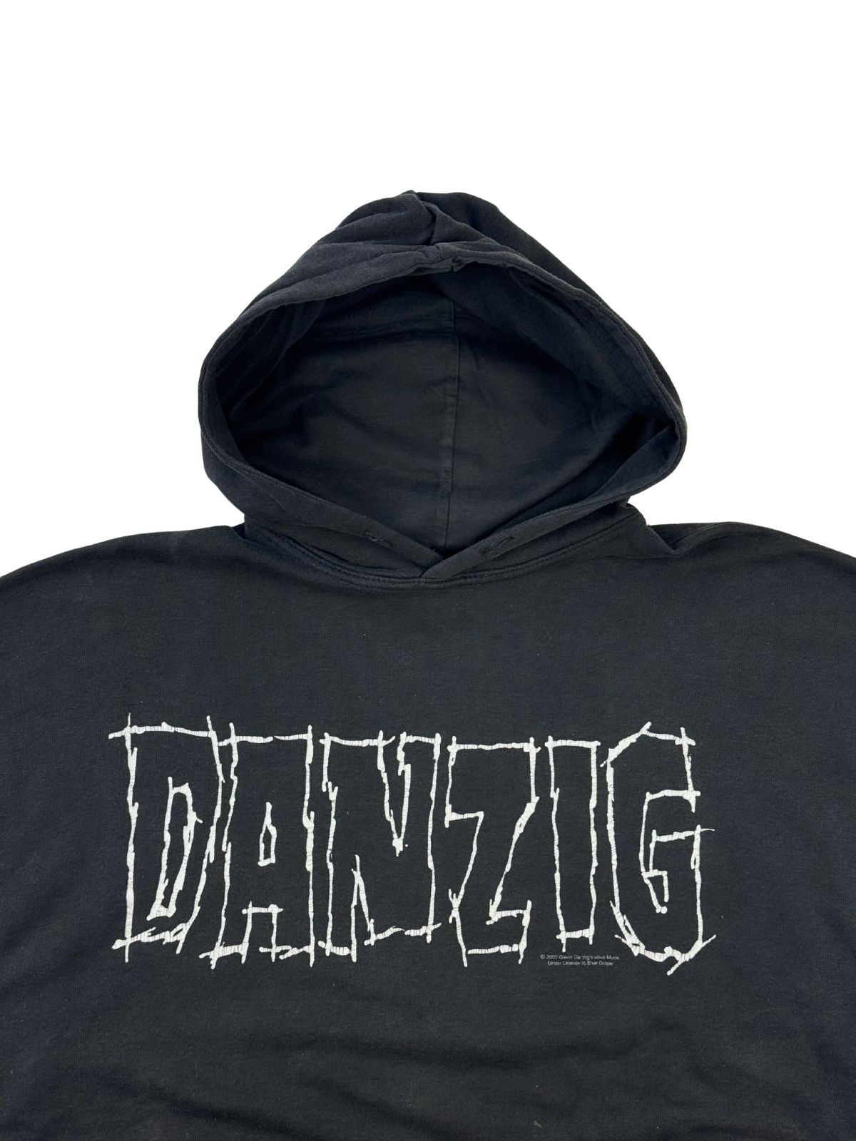 Detailansicht der oberen Vorderseite mit der Kapuze und dem prägnanten, weiß geprägten „DANZIG“-Schriftzug im schroffen Bone-Font.