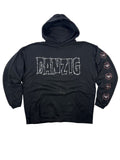 Schwarzer Vintage Danzig Band-Hoodie aus dem Jahr 2000 in der Frontansicht. Heavy-Metal-Kapuzenpullover mit weißem Logo-Schriftzug, Kängurutasche und bedrucktem linken Ärmel.