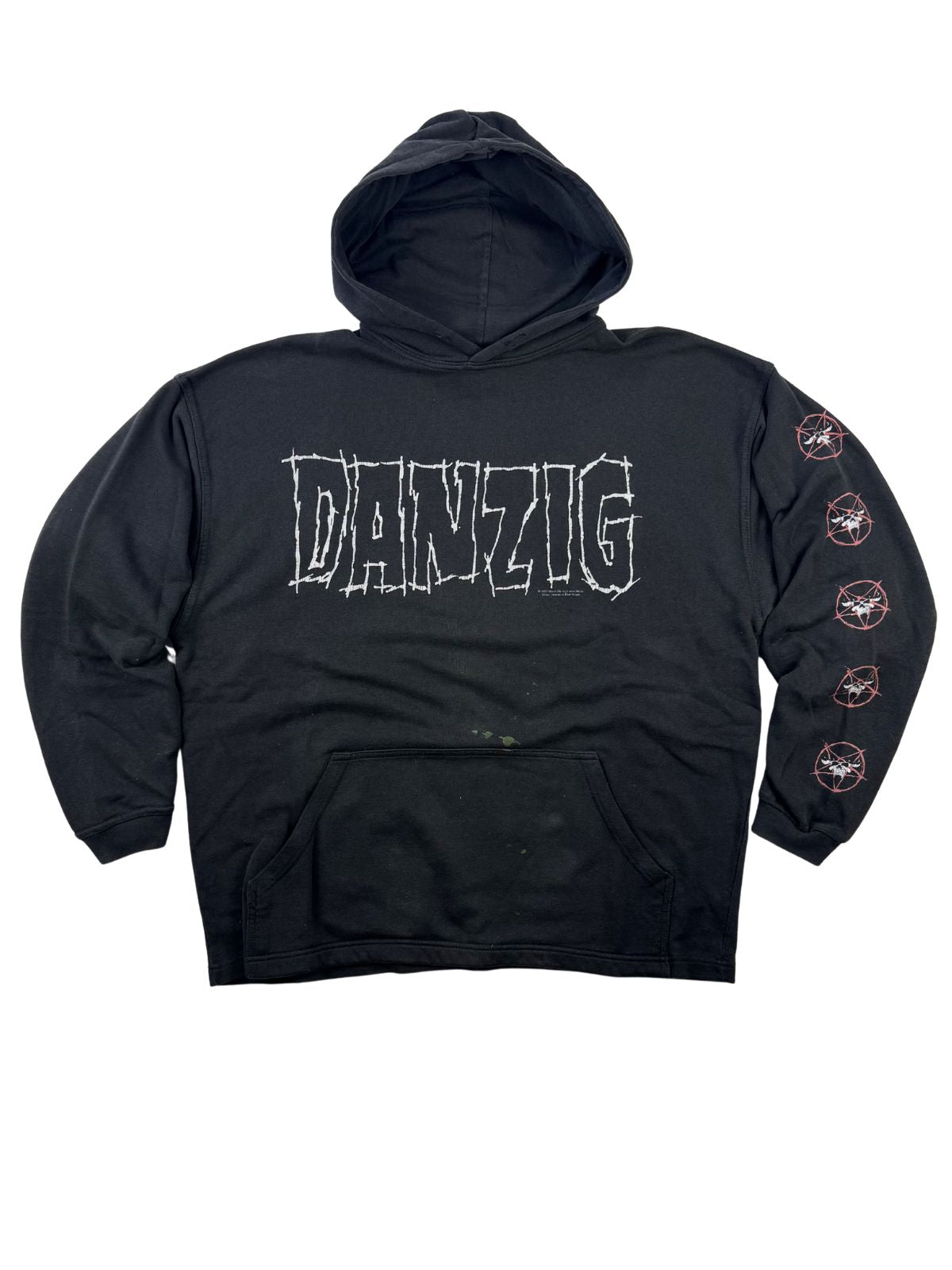Schwarzer Vintage Danzig Band-Hoodie aus dem Jahr 2000 in der Frontansicht. Heavy-Metal-Kapuzenpullover mit weißem Logo-Schriftzug, Kängurutasche und bedrucktem linken Ärmel.