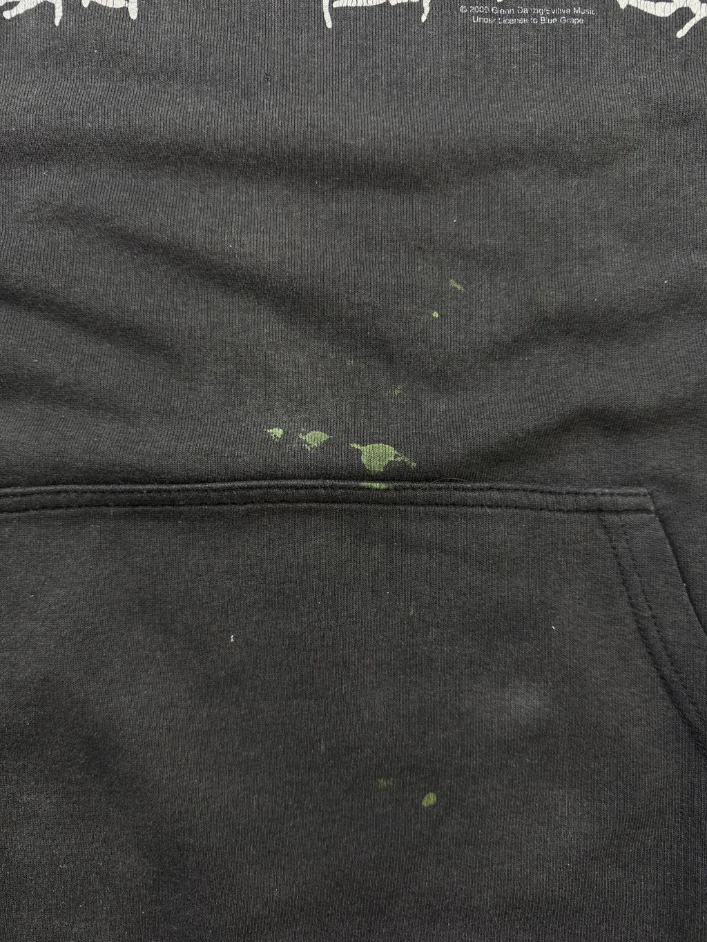 Nahaufnahme der Vorderseite oberhalb der Bauchytasche mit kleinen, grüne Farbspritzern (Paint Stains) zur genauen Zustandsdokumentation.