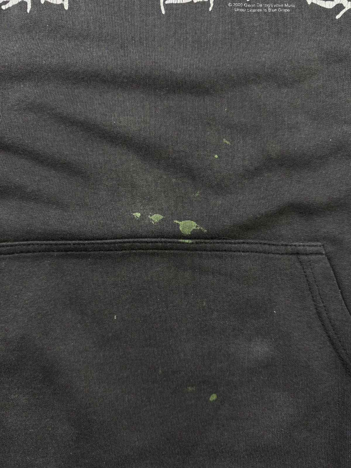 Nahaufnahme der Vorderseite oberhalb der Bauchytasche mit kleinen, grüne Farbspritzern (Paint Stains) zur genauen Zustandsdokumentation.