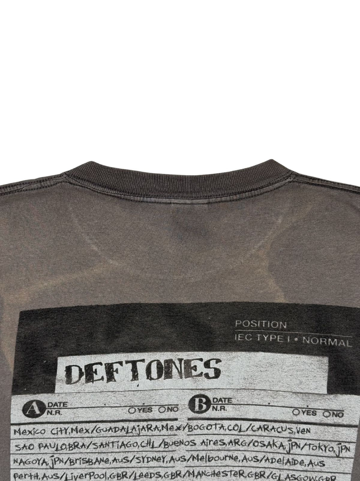 Nahaufnahme des oberen Backprints mit dem Deftones-Schriftzug und den detaillierten Tourdaten für Europa, Japan und die USA.