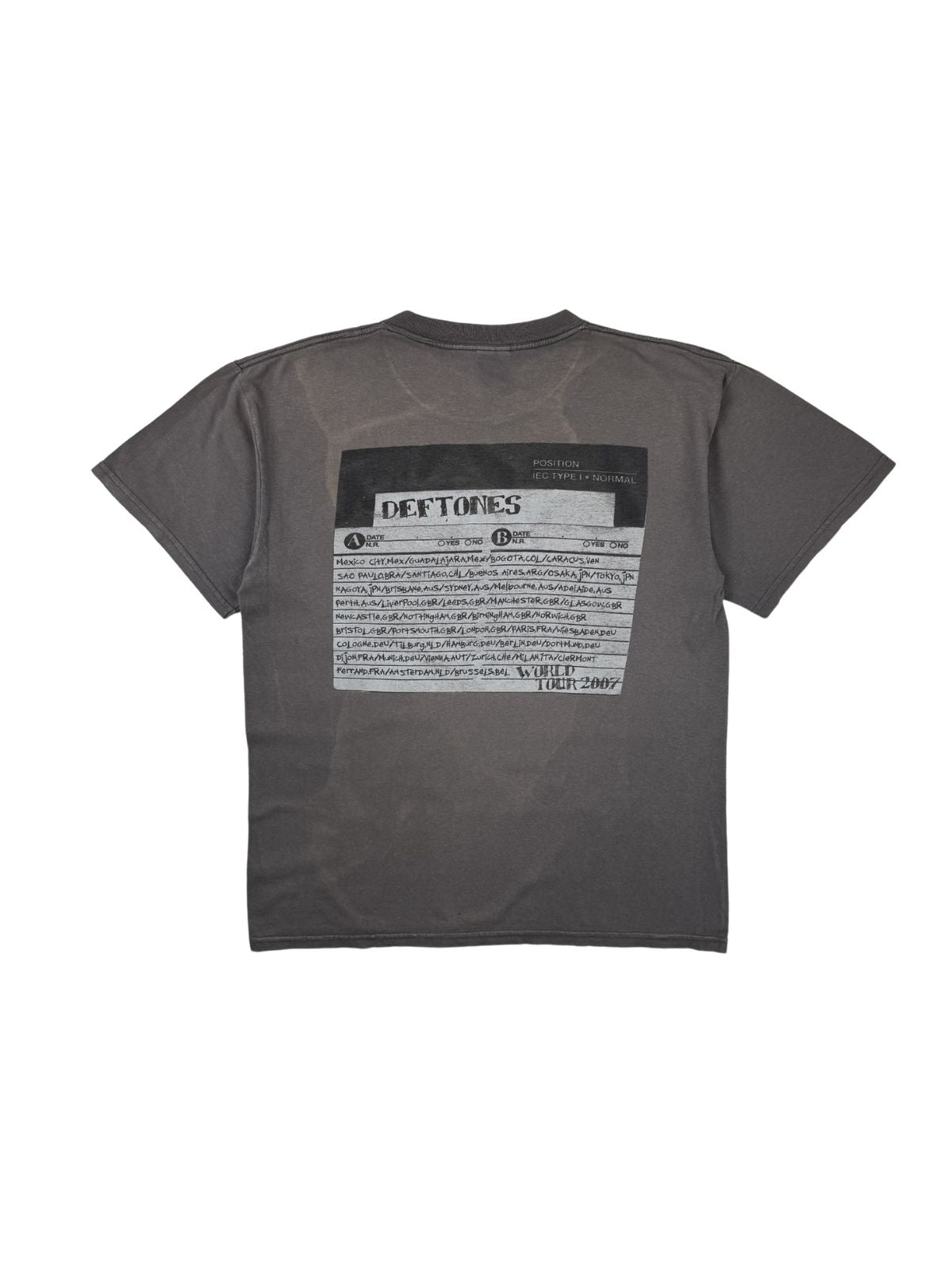 Rückseite des Deftones 2007 World Tour Shirts mit großem Backprint im Stil einer beschrifteten Kassettenhülle samt internationaler Tourdaten.
