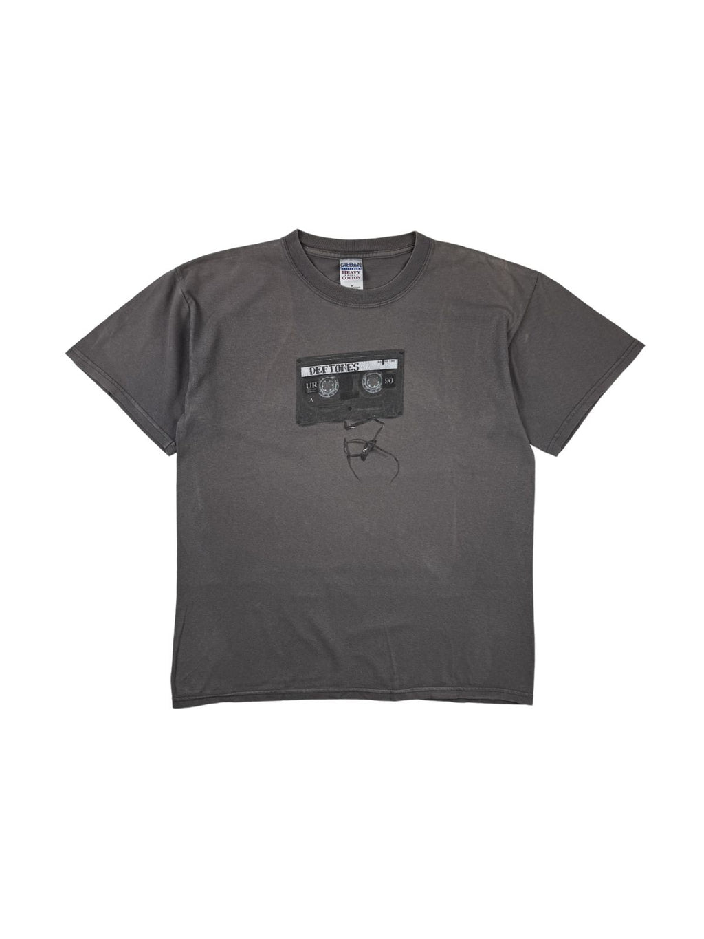 Originales Vintage Deftones T-Shirt zur World Tour 2007. Dunkelgrau verwaschenes Band-Shirt mit einem Kassetten-Grafikprint auf der Vorderseite.