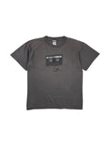 Originales Vintage Deftones T-Shirt zur World Tour 2007. Dunkelgrau verwaschenes Band-Shirt mit einem Kassetten-Grafikprint auf der Vorderseite.