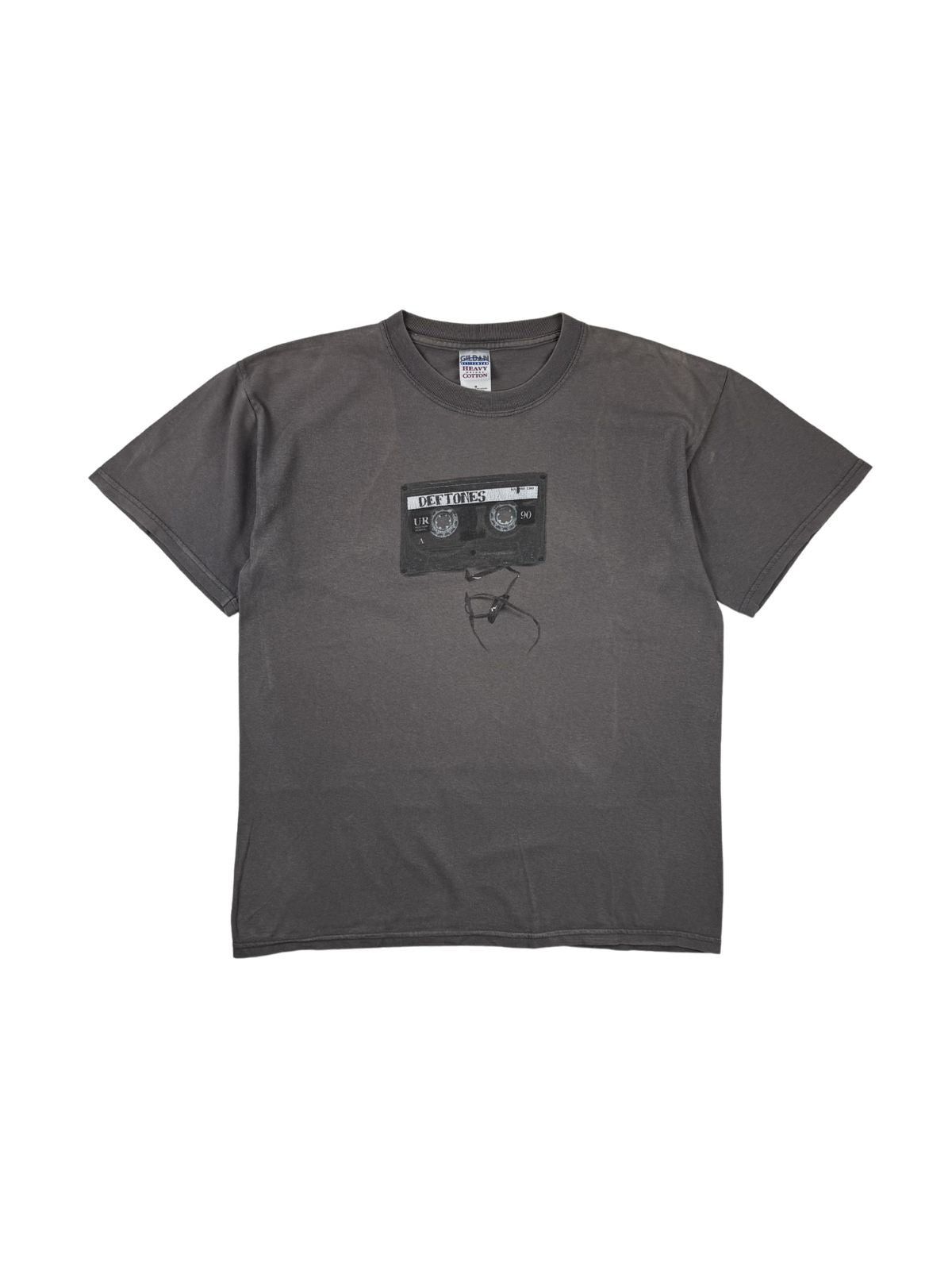 Originales Vintage Deftones T-Shirt zur World Tour 2007. Dunkelgrau verwaschenes Band-Shirt mit einem Kassetten-Grafikprint auf der Vorderseite.