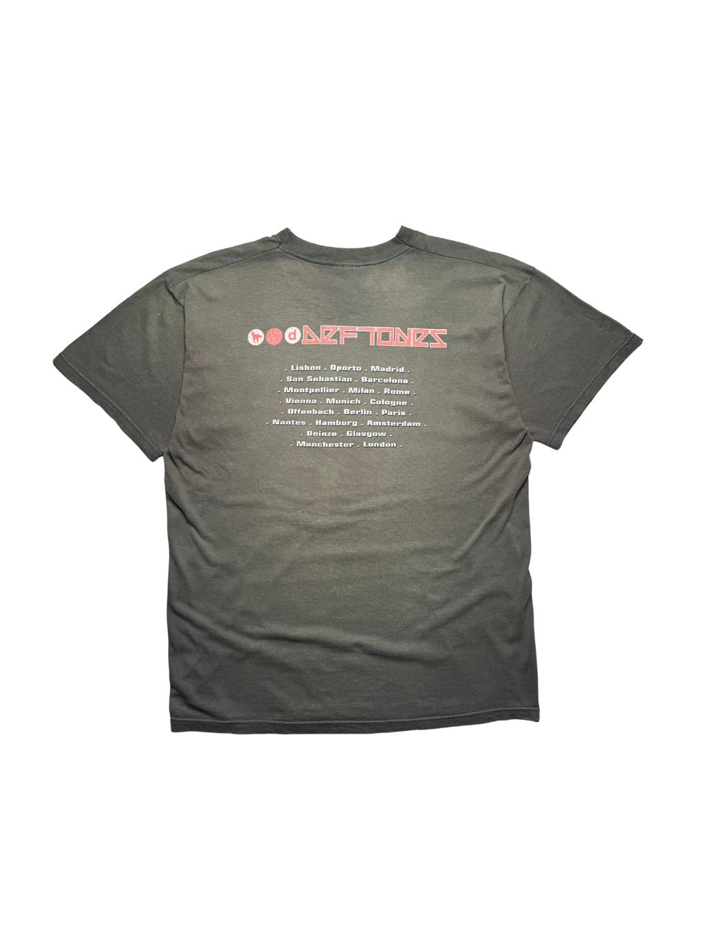 Rückseite des olivfarbenen Deftones Vintage-Shirts von 2000 in der Gesamtansicht mit weiß-rotem Backprint der europäischen Tourdaten (Lisbon, Madrid, Berlin, London u. a.).