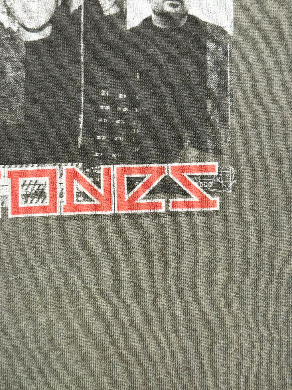Detailaufnahme der vorderen Unterkante des Grafikdrucks zur Dokumentation des feinen Siebdrucks und der gealterten Printstruktur.