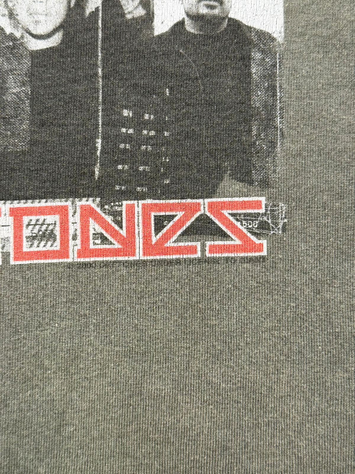 Detailaufnahme der vorderen Unterkante des Grafikdrucks zur Dokumentation des feinen Siebdrucks und der gealterten Printstruktur.