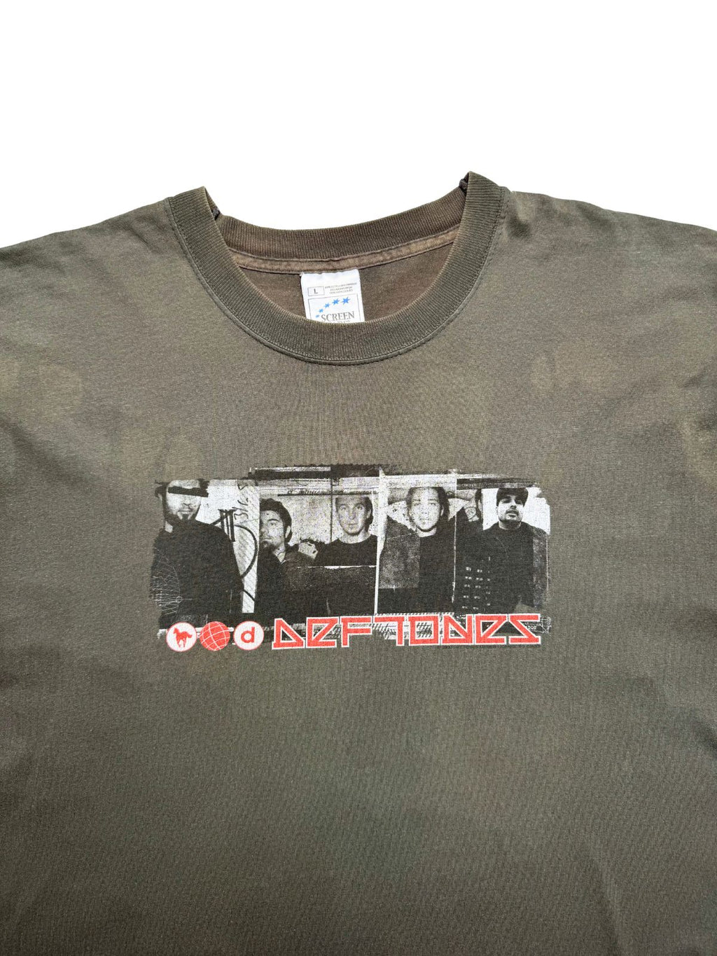 Detailansicht der vorderen Brustpartie mit geripptem Rundhalsausschnitt, dem „Screen Stars“-Etikett und der Bandfoto-Grafik mit roter Typografie.