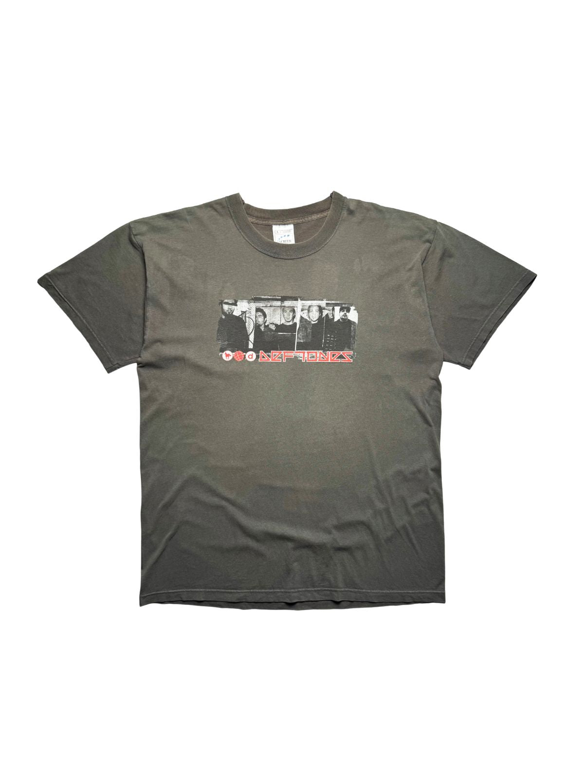 Originales olivgrünes/graues Vintage Deftones T-Shirt von 2000 zur „White Pony“-Europatour in der vorderen Gesamtansicht. Nu-Metal-Bandshirt mit schwarz-weißem Foto-Gitterdruck und rotem Deftones-Logo.