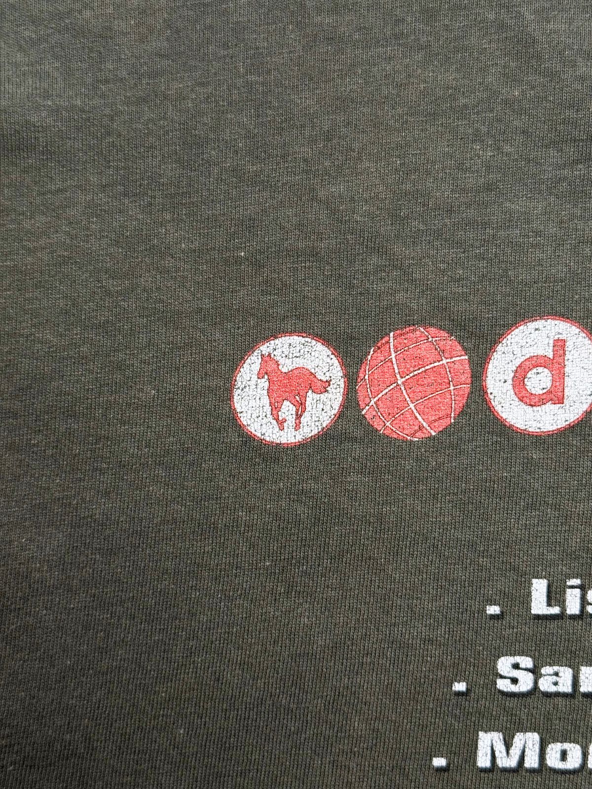 Makroaufnahme des Siebdrucks auf der Rückseite mit Detail auf das rote Pferd-Icon („White Pony“) und das Netz-Muster.