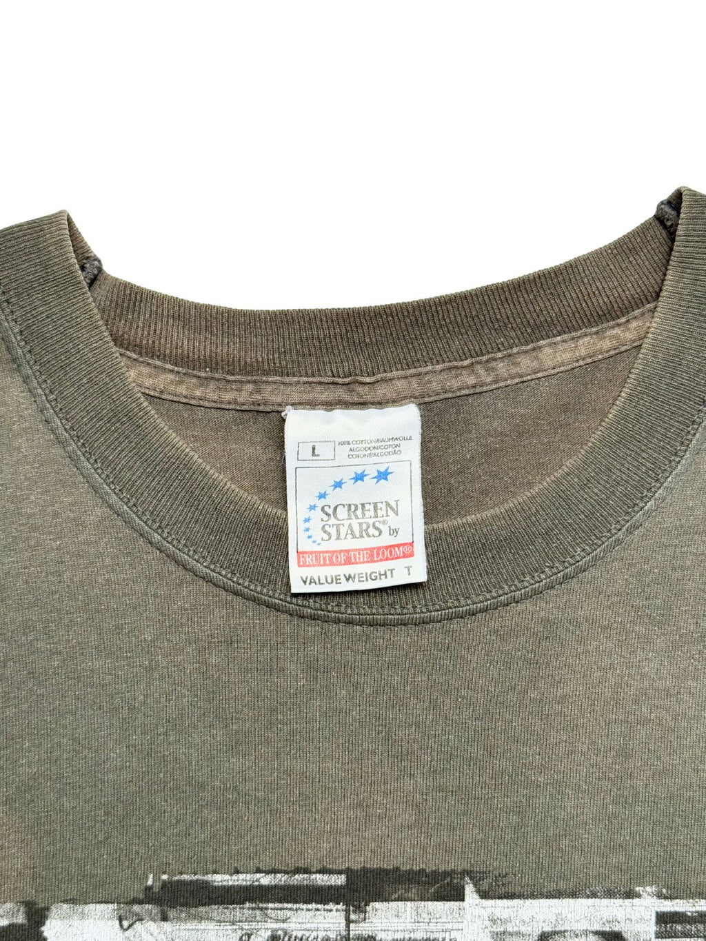 Makroaufnahme des gerippten Kragens mit dem originalen weißen Nackenetikett der Marke „Screen Stars by Fruit of the Loom“ (Value Weight T, Größe L) oberhalb des vorderen Band-Fotodrucks.