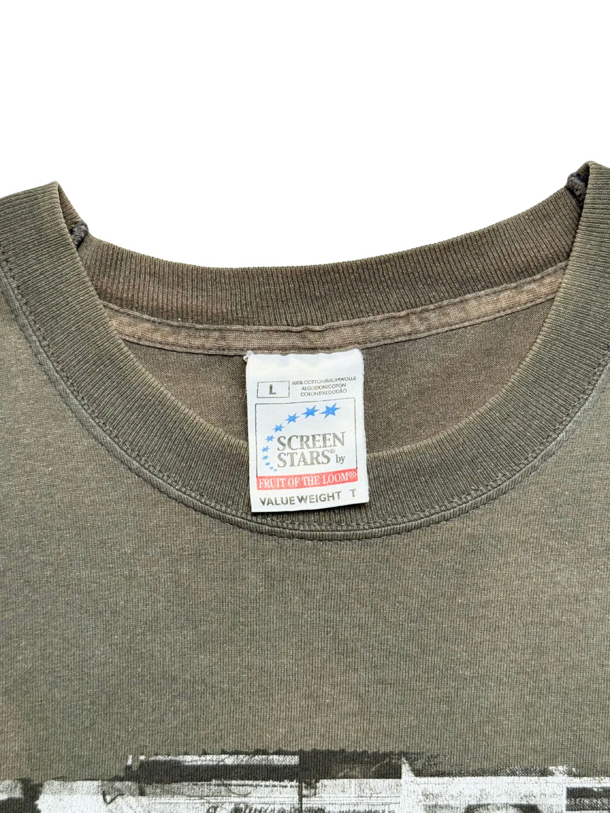 Makroaufnahme des gerippten Kragens mit dem originalen weißen Nackenetikett der Marke „Screen Stars by Fruit of the Loom“ (Value Weight T, Größe L) oberhalb des vorderen Band-Fotodrucks.