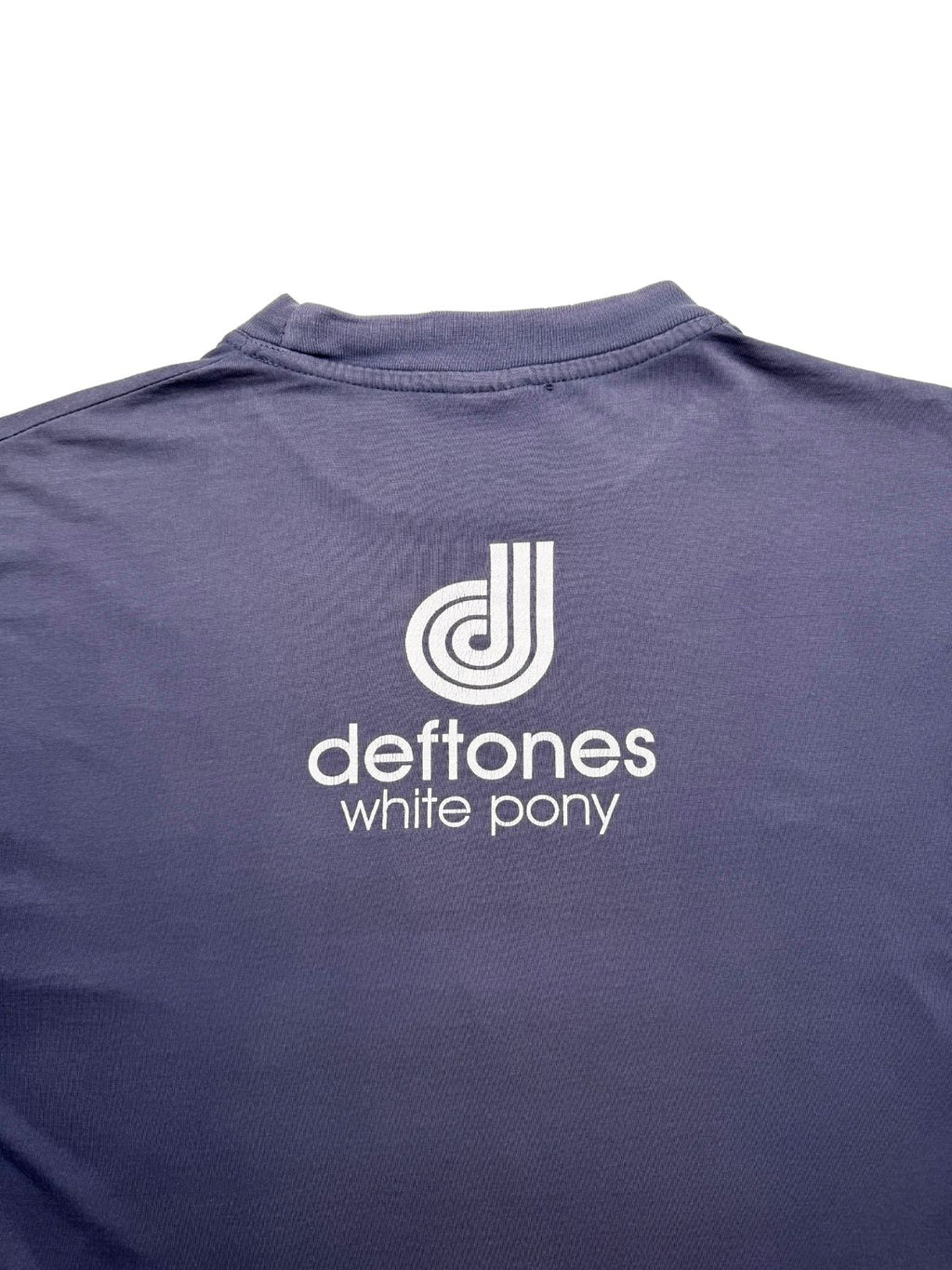 Nahaufnahme der oberen Rückseite mit Fokus auf den feinen weißen Siebdruck des runden Deftones-Logo-Icons direkt unter dem Kragen.