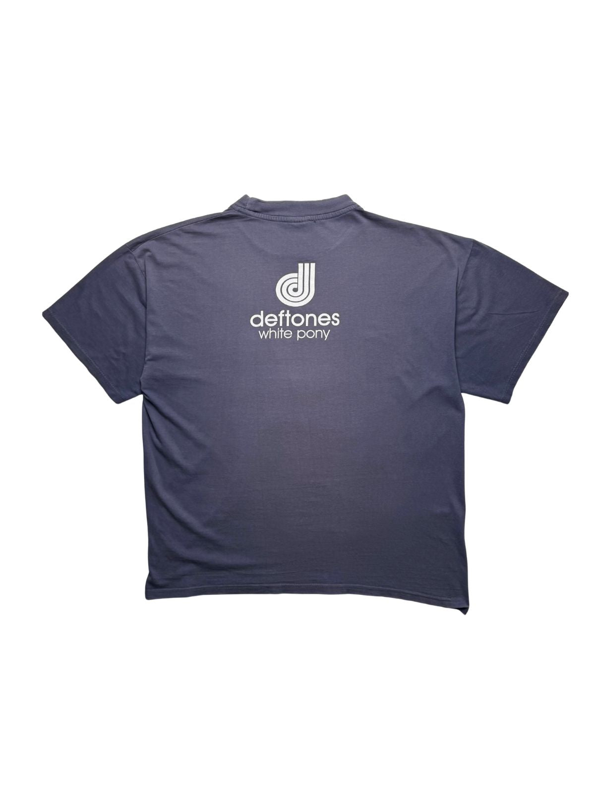 Rückseite des blau-violetten Deftones Vintage-Shirts von 2000 in der Gesamtansicht mit weißem Nacken-Backprint des gestapelten „d“-Logos und „deftones white pony“-Schriftzug.