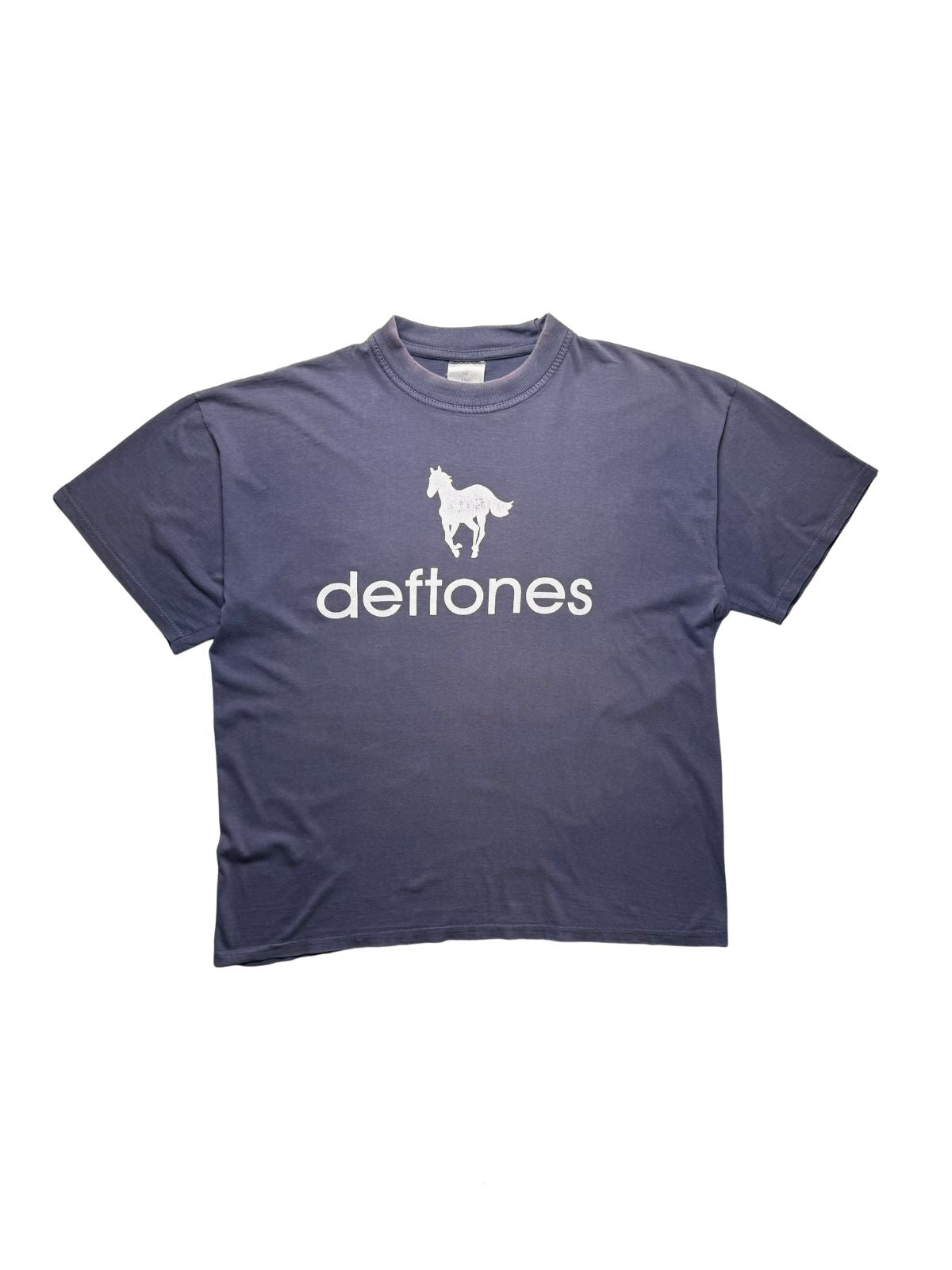 Originales blau-violettes Vintage Deftones T-Shirt von 2000 in der vorderen Gesamtansicht. Nu-Metal-Bandshirt zum Album „White Pony“ mit weißem Pony-Pferd-Logo und Band-Schriftzug.