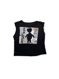 Schwarzes Vintage Depeche Mode T-Shirt der „Playing the Angel Tour 2006“ in der vorderen Gesamtansicht. Zum Ärmellosen Top (Cut-off Tanktop) modifiziertes Konzert-Shirt mit der ikonischen „Feather Pam“-Illustration.