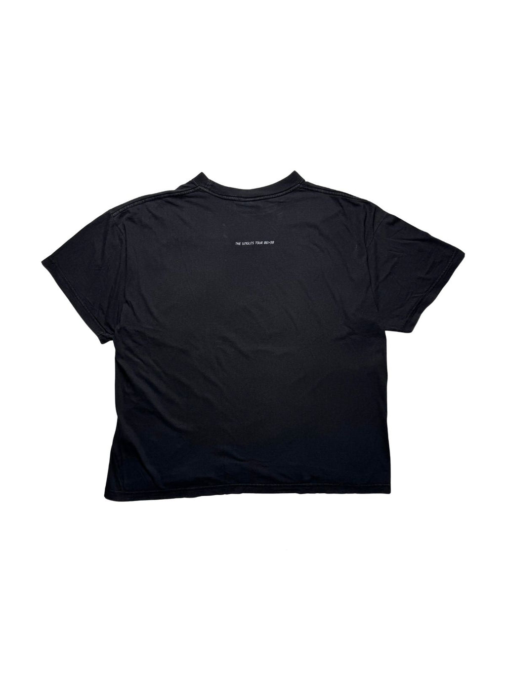 Rückseite des schwarzen Depeche Mode Vintage-Shirts von 1998 in der Gesamtansicht mit dezentem, weißem Schriftzug „THE SINGLES TOUR 86>98“ im Nackenbereich.