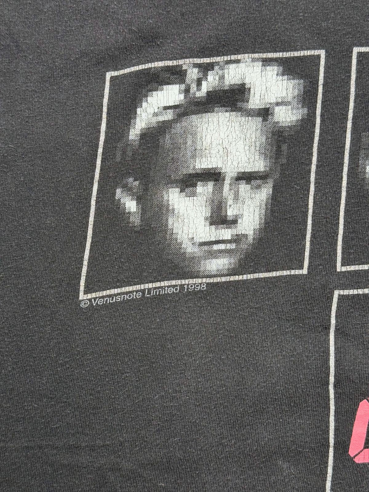 Makroaufnahme des gepixelten Martin-Gore-Porträts mit der sichtbaren Lizenzzeile: „© Venusnote Limited 1998“ zur Echtheitsbestätigung.