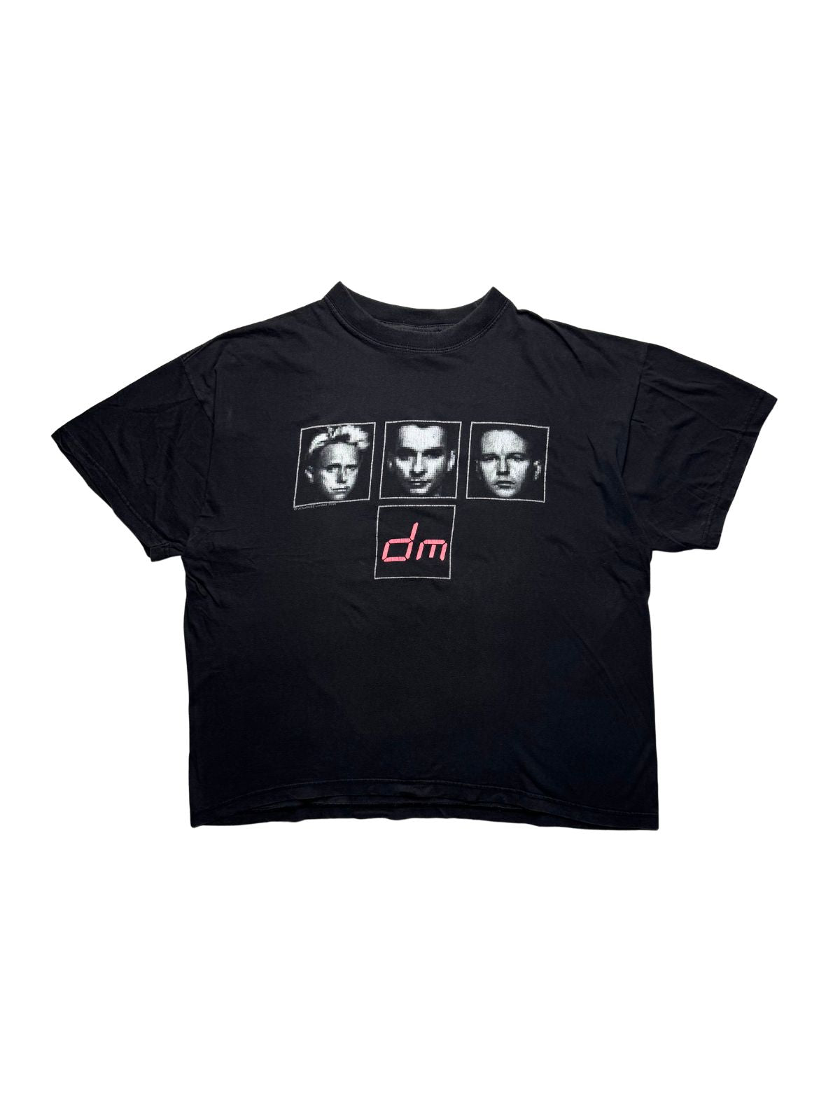 Originales schwarzes Vintage Depeche Mode T-Shirt von 1998 zur „The Singles Tour 86>98“ in der vorderen Gesamtansicht mit Pixel-Porträts der Bandmitglieder und pinkem „dm“-Logo.