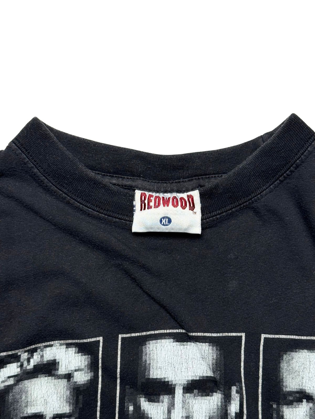 Nahaufnahme des inneren Kragens mit dem originalen gewebten Nackenetikett der Marke „REDWOOD“ in Größe XL oberhalb des Frontprints.