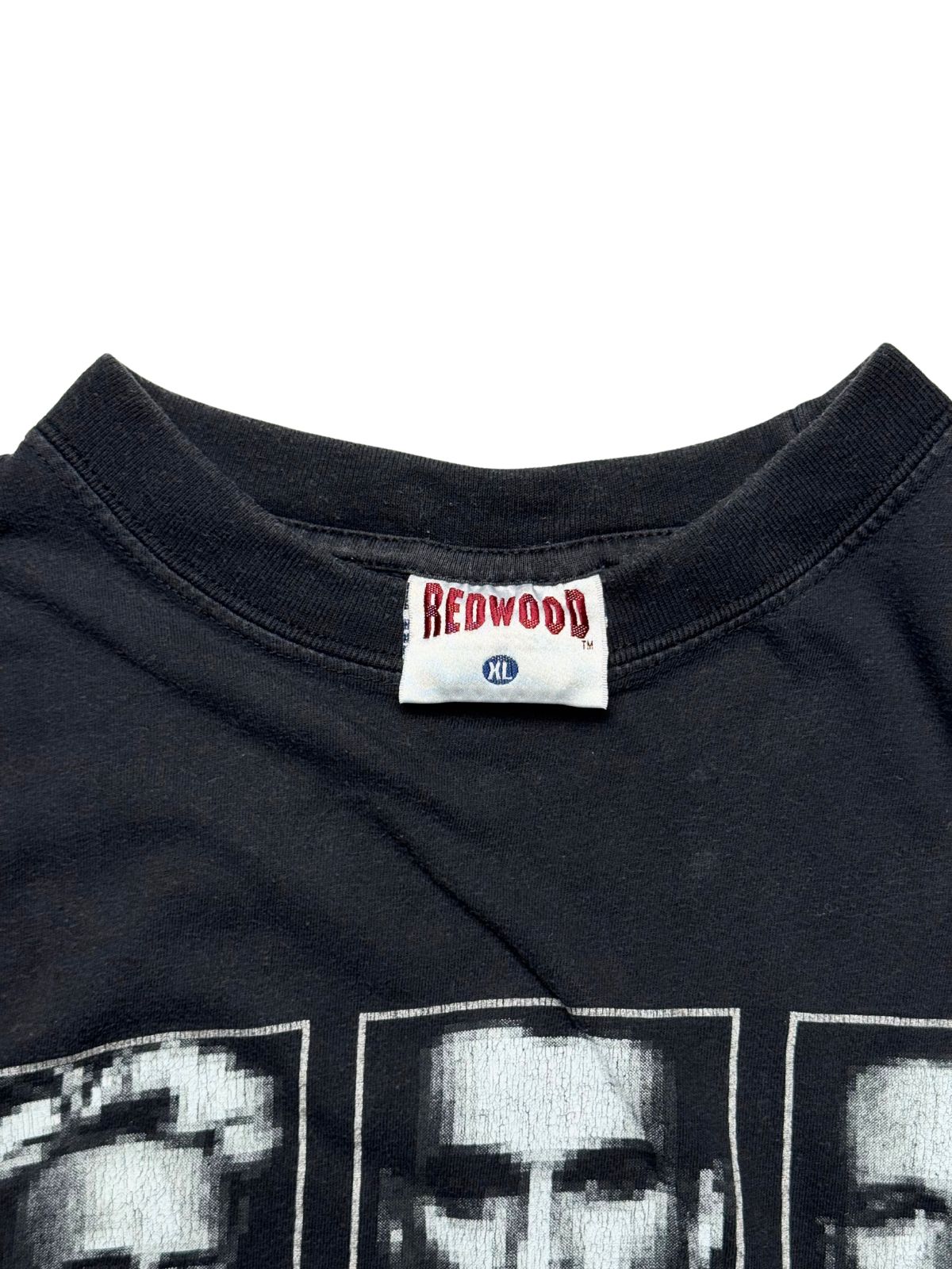 Nahaufnahme des inneren Kragens mit dem originalen gewebten Nackenetikett der Marke „REDWOOD“ in Größe XL oberhalb des Frontprints.