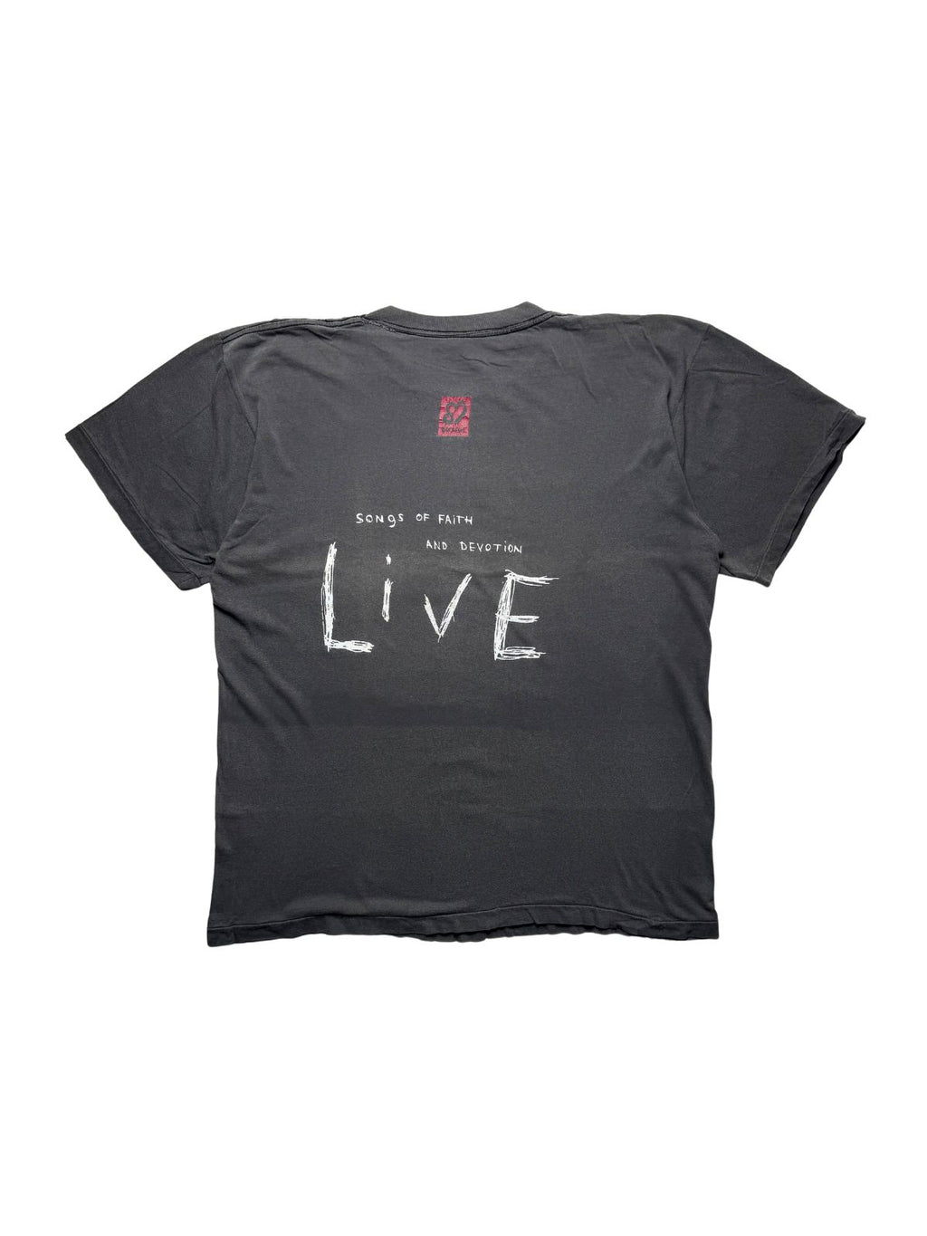 Rückseite des verwaschenen schwarzen Depeche Mode Vintage-Shirts von 1993 in der Gesamtansicht mit weißem „Songs of Faith and Devotion LIVE“-Backprint.