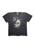 Originales schwarzes Vintage Depeche Mode T-Shirt von 1993 zum Album „Songs of Faith and Devotion“ in der vorderen Gesamtansicht. Synth-Pop-Bandshirt mit hellem Motiv-Druck und handgeschriebenem „DM“-Schriftzug.