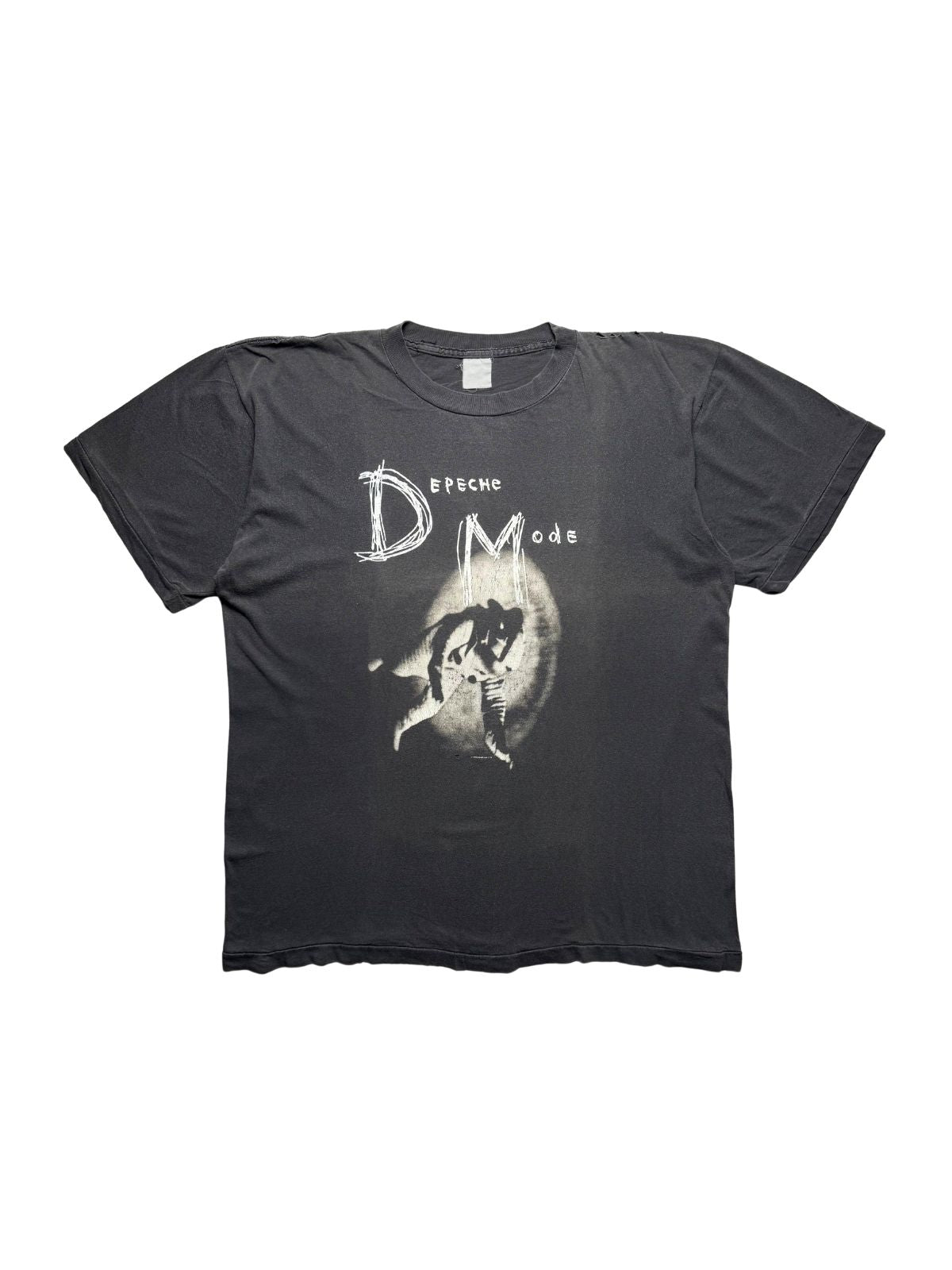 Originales schwarzes Vintage Depeche Mode T-Shirt von 1993 zum Album „Songs of Faith and Devotion“ in der vorderen Gesamtansicht. Synth-Pop-Bandshirt mit hellem Motiv-Druck und handgeschriebenem „DM“-Schriftzug.