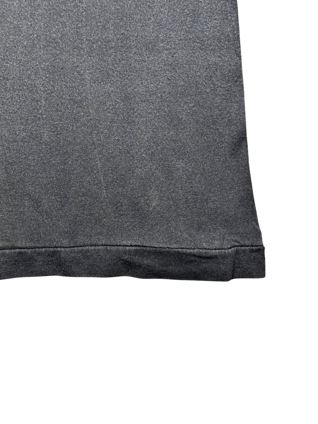 Detailansicht der unteren Saumkante mit verarbeiteter Single-Stitch-Einfachnaht auf gealtertem Stoff.