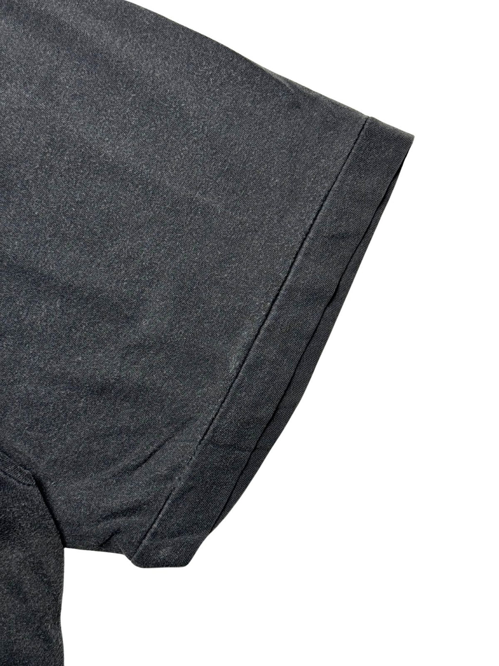 Nahaufnahme des kurzen Ärmelbunds mit originaler Single-Stitch-Naht (Einfachnaht) zur Authentifizierung des 90s-Vintage-Shirts.