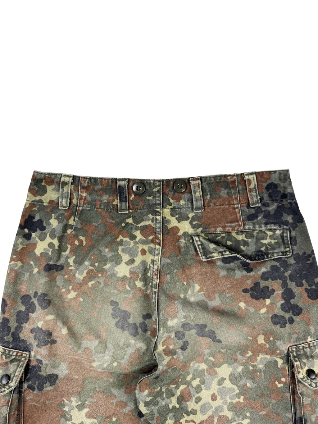Detailaufnahme des hinteren Hosenbundes der Militärhose mit den typischen Befestigungsknöpfen sowie der schrägen Klappe der Gesäßtasche auf dem Flecktarn-Gewebe.