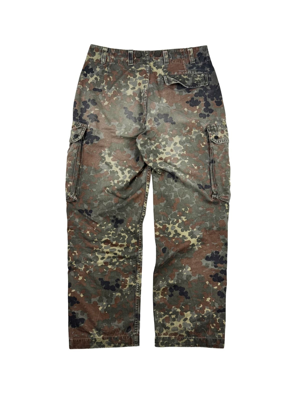 Komplettansicht der Rückseite einer verwaschenen Vintage Bundeswehr Cargo-Feldhose im Flecktarn-Muster aus dem Jahr 1997. Zu sehen sind die Gesäßtasche mit Klappe, zwei seitliche Cargo-Beintaschen sowie die gerade Beinführung. Flatlay auf weißem Hintergrund.