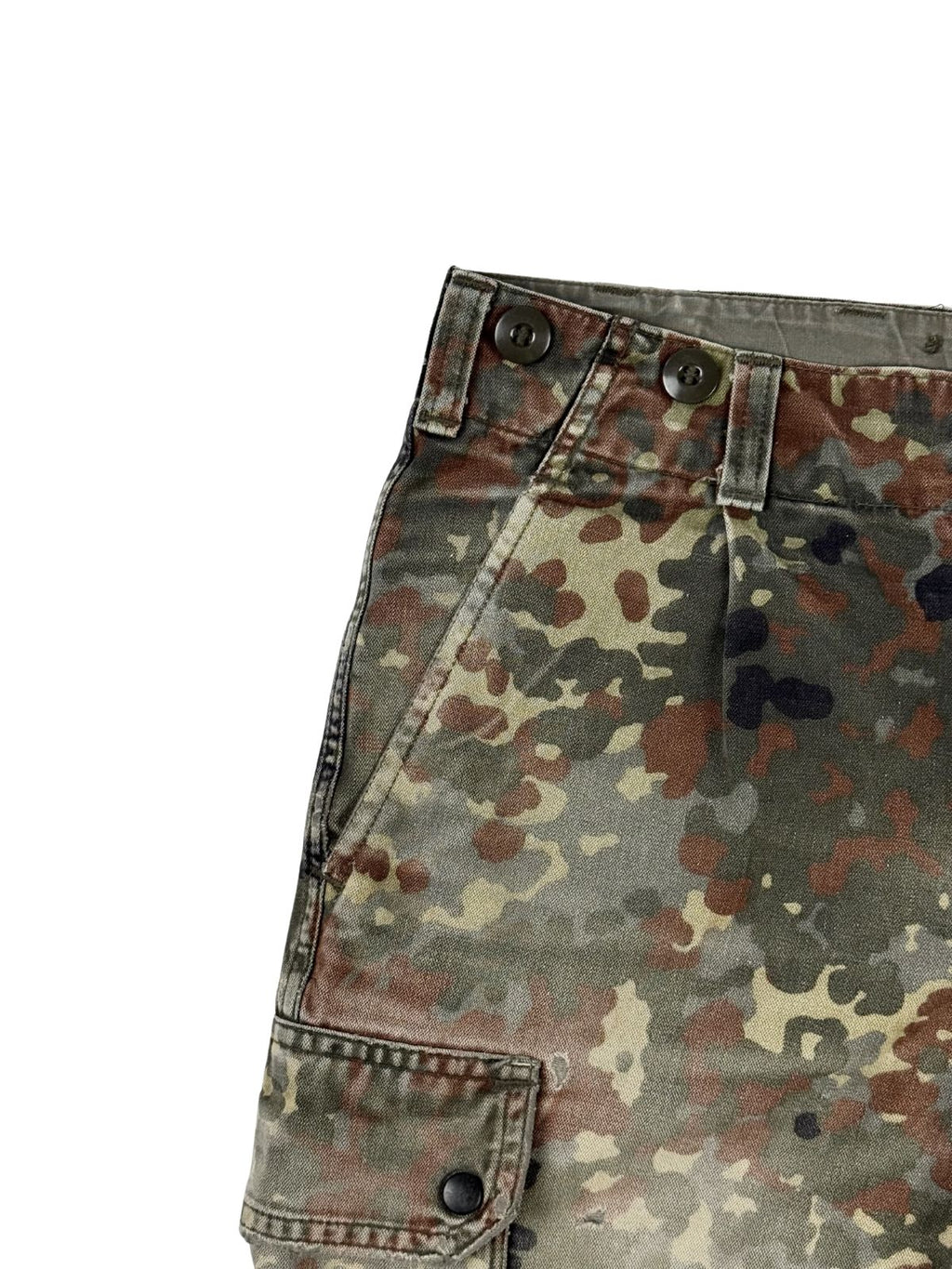 Detailansicht der rechten vorderen Eingriffstasche der Camouflage-Hose zur Veranschaulichung der doppelten Nahtführungen und des authentischen Vintage-Zustands.