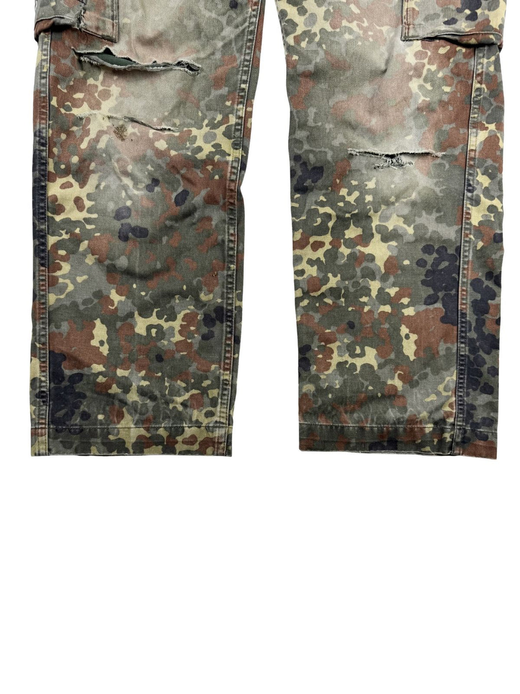 Nahaufnahme der unteren Hosenbeine von vorne zur Mängelprüfung. Gezeigt werden die starken Beschädigungen und Risse an beiden Knien im angesagten Grunge- und Vintage-Used-Look.