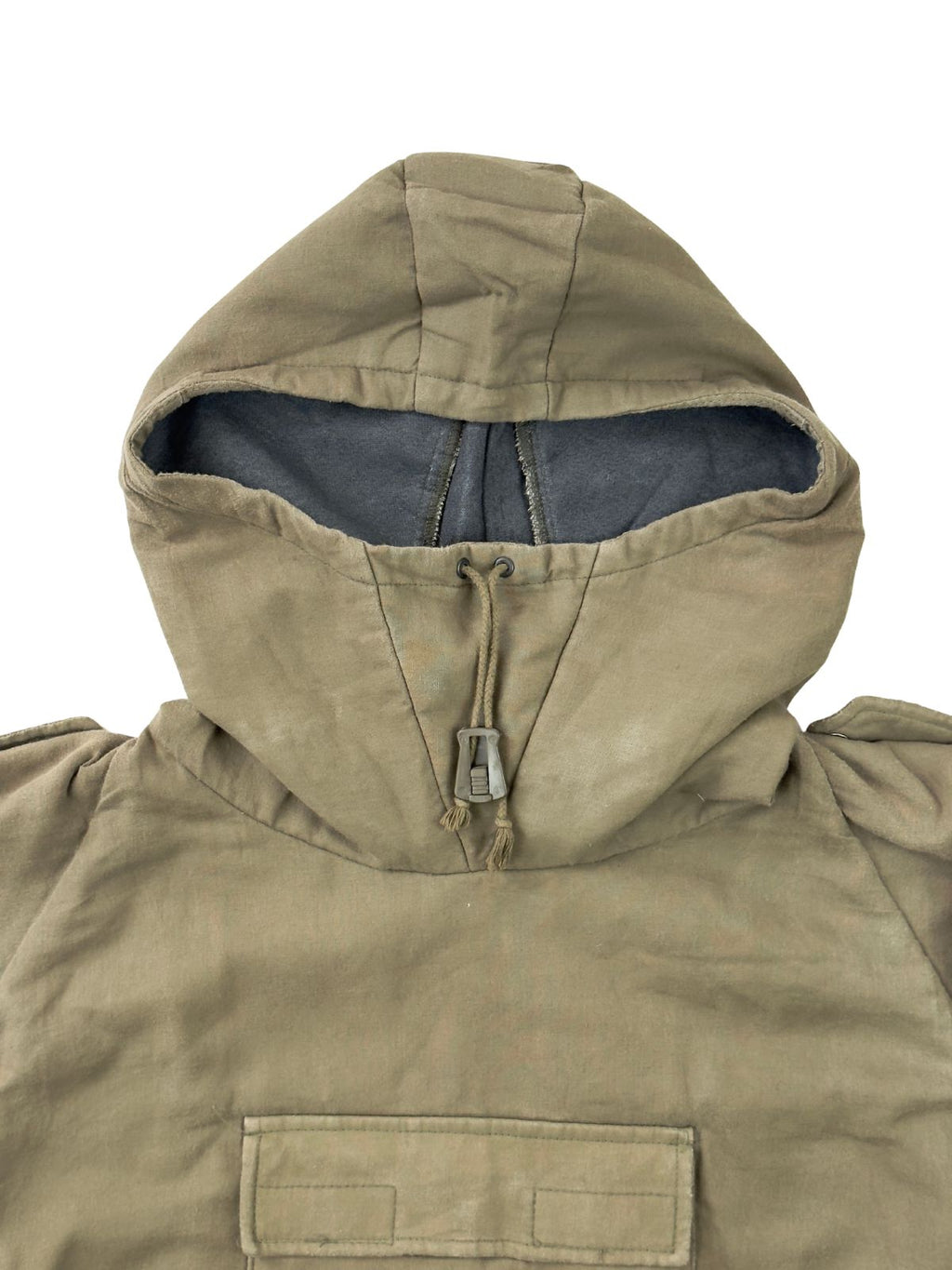 Detailansicht der oberen Vorderseite des Militär-Anoraks. Zu sehen ist die hochschließende Sturmkapuze mit Kordelzug und einem grauen Kunststoff-Stopper sowie das grau gefütterte Innere der Kapuze.