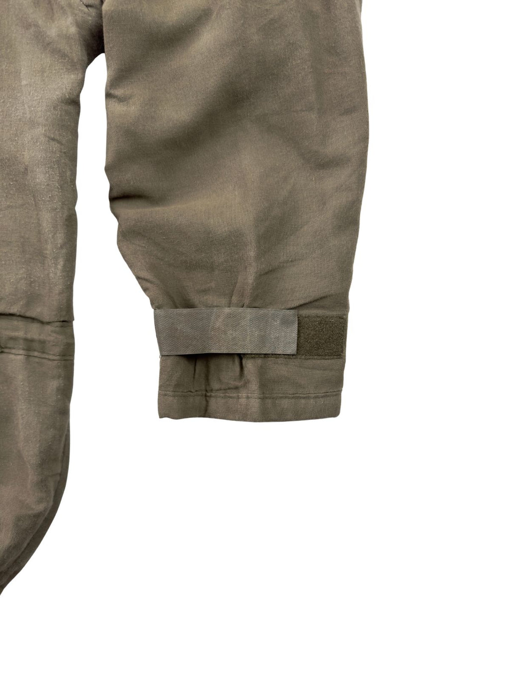 Detailansicht des Ärmelbündchens des Bundeswehr-Anoraks mit verstellbarem Klettverschluss-Riemen aus strapazierfähigem Gurtband zur Regulierung der Handgelenksweite.