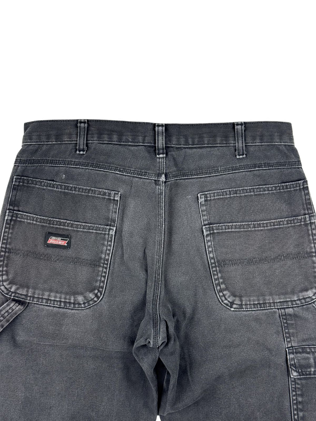 Detailaufnahme der hinteren Bundpartie mit den großen Gesäßtaschen der schwarzen Dickies Workwear-Hose.