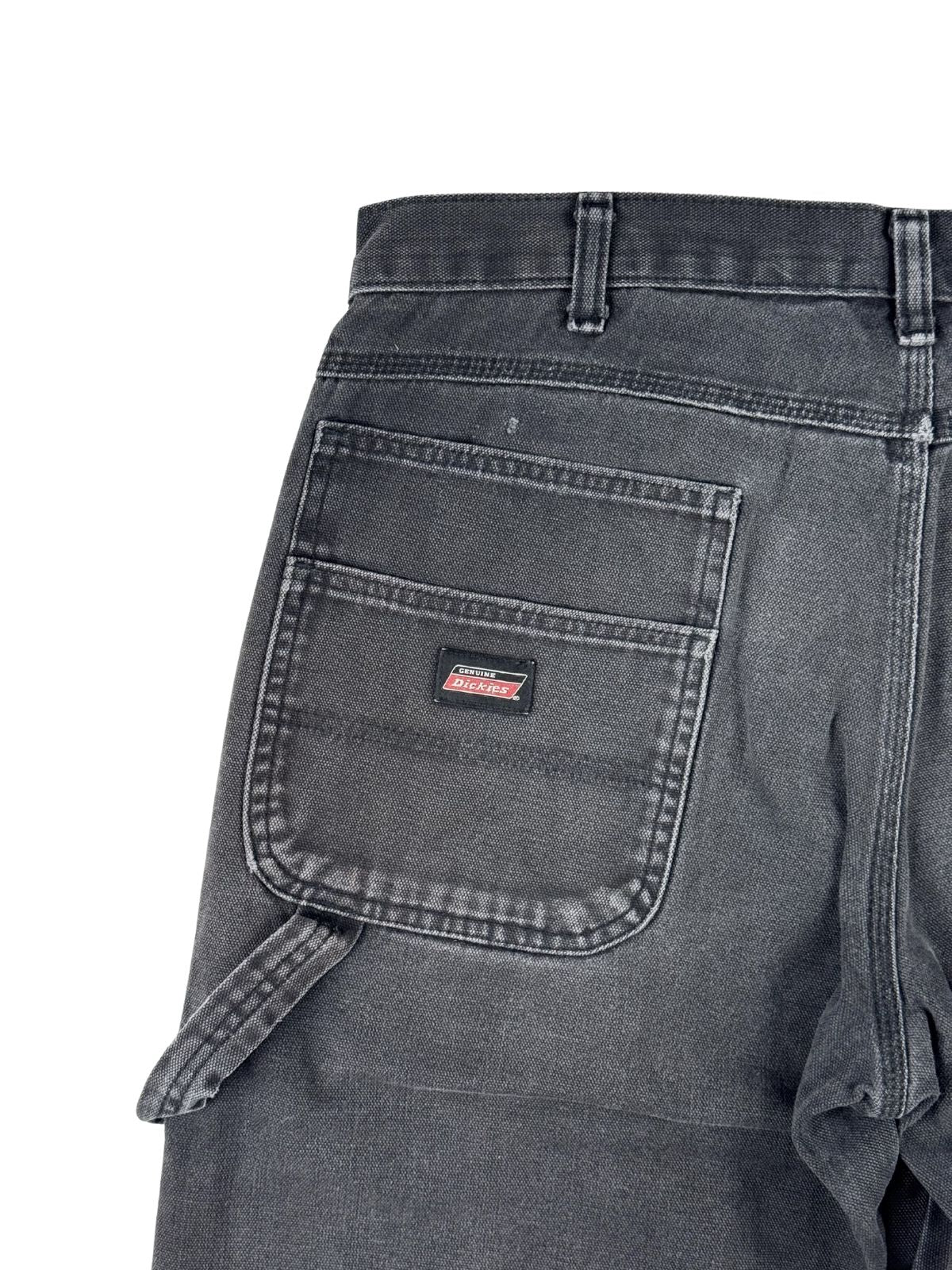 Nahaufnahme der hinteren linken Tasche inklusive des originalen, klassischen Stoff-Logopatchs von Dickies und der linksseitigen Hammerschlaufe.